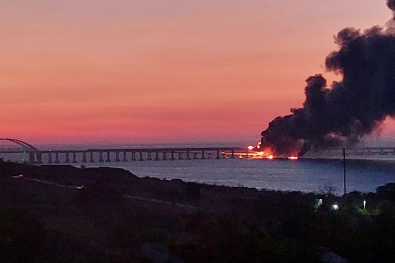 Пожар на Крымском мосту, на автомобильной части которого со стороны Таманского полуострова произошел подрыв грузового автомобиля
