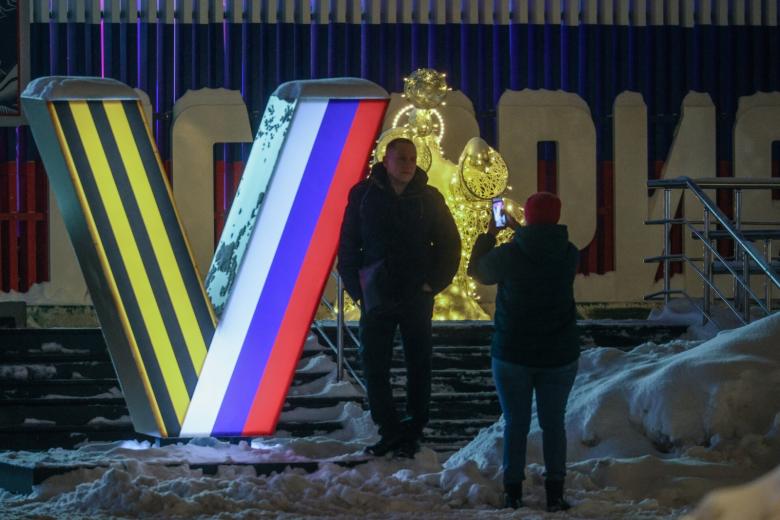 Праздничные элементы с патриотической символикой у павильона «Россия — моя история» на ВДНХ
