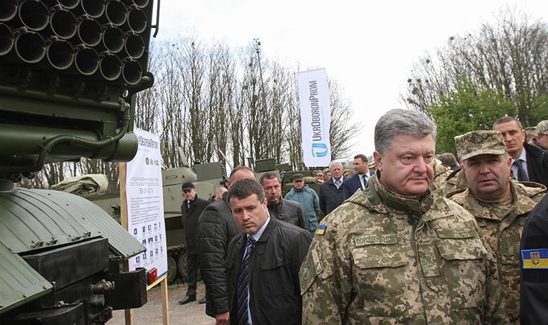 Президент Украины Пётр Порошенко (справа)