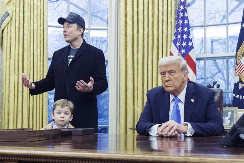 Илон Маск (в центре), его сын X (слева) и Дональд Трамп в Овальном кабинете Белого дома