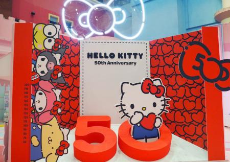 Более семи тысяч человек отметили юбилей Hello Kitty на «Острове Мечты»