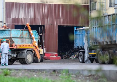 Мусоровоз сбил человека на северо-западе Москвы 