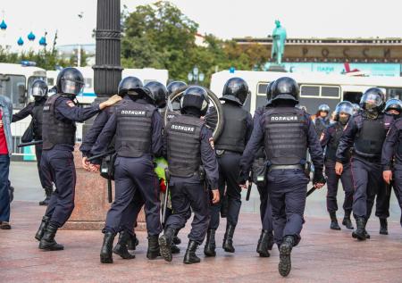 Силовики закупили оружие против демонстрантов, но не рискуют его применять