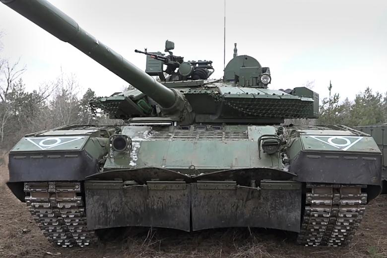 Танк Т-80БВМ во время боевой работы в зоне СВО
