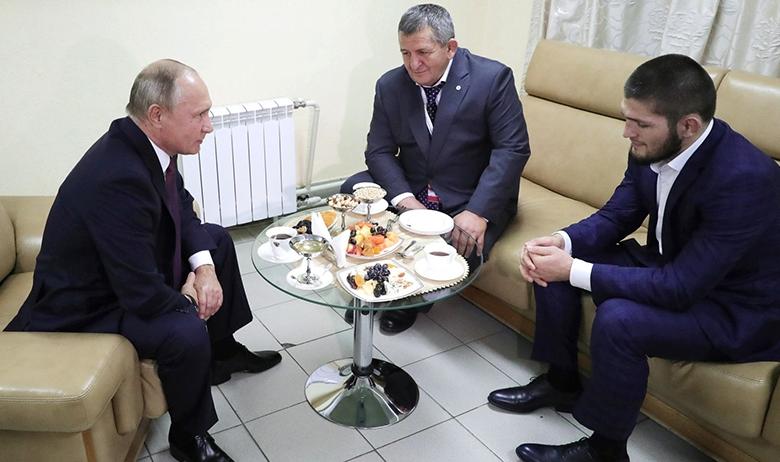 Президент РФ Владимир Путин с российским борцом Хабибом Нурмагомедовым (справа) и его отцом