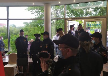 В Новгороде полиция задержала участников съезда муниципальных депутатов