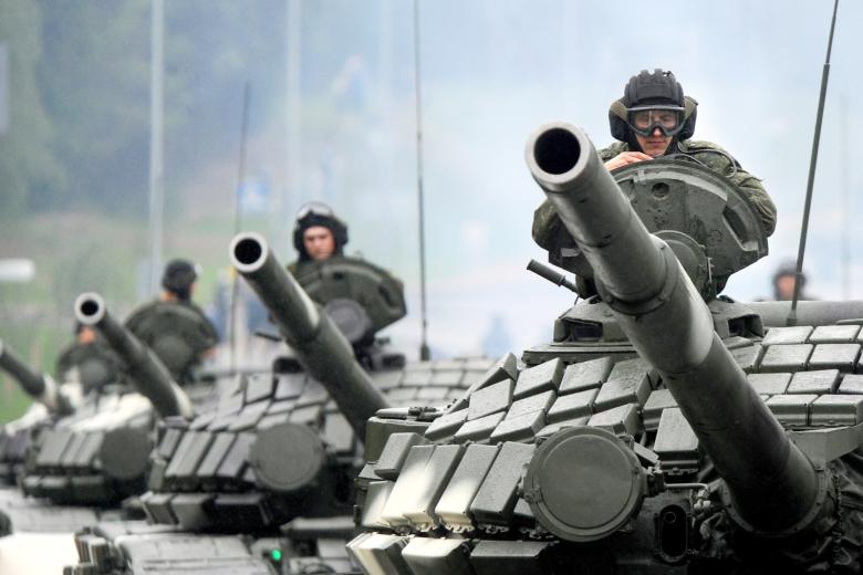 Танки Т-72Б1 в колонне военной техники
