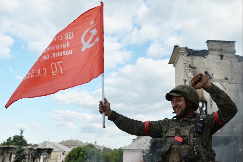Установка Знамени Победы на здании администрации Лисичанска