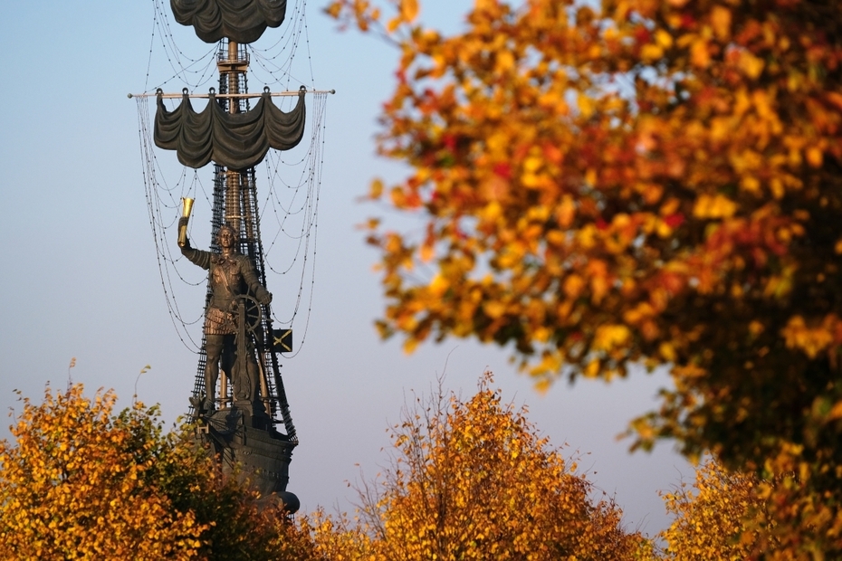 Памятник «В ознаменование 300-летия российского флота» (скульптор Зураб Церетели) в Москве