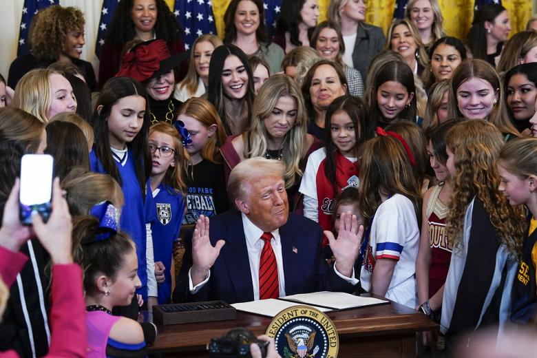 Дональд Трамп подписывает указ «Никаких мужчин в женском спорте» в Белом доме в Вашингтоне, округ Колумбия