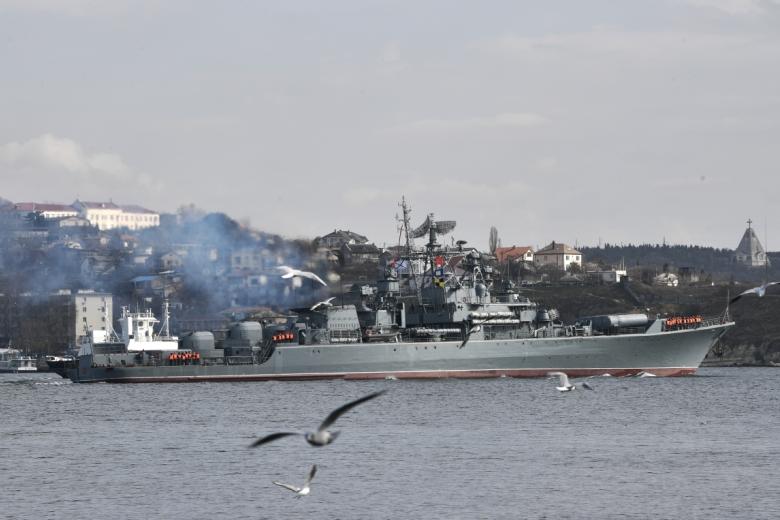 Военный корабль Черноморского флота РФ в Севастопольской бухте