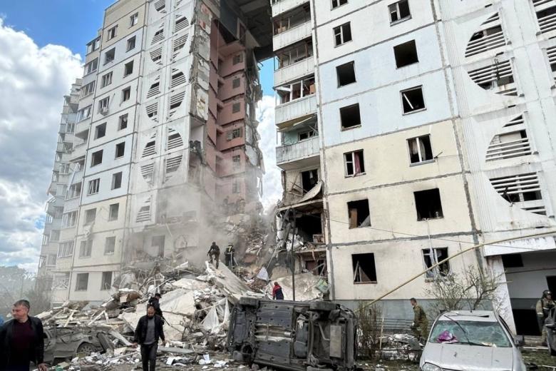 На месте обрушения подъезда в жилом доме в Белгороде в результате обстрела ВСУ