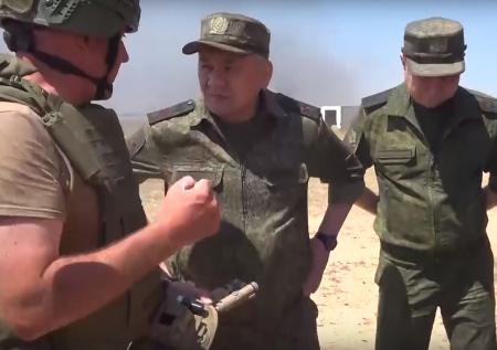 Шойгу проверил подготовку контрактников на полигоне