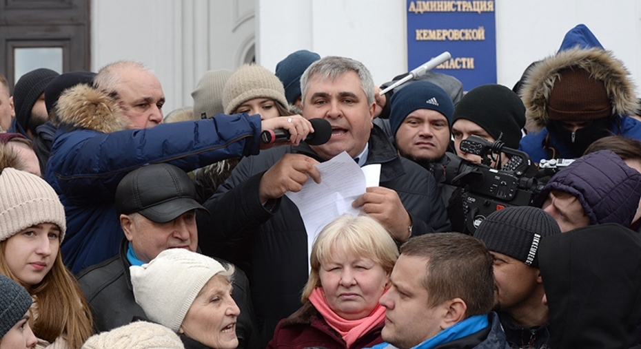 Вице-губернатор Кемеровской области Сергей Цивилёв (слева) и первый заместитель губернатора Кемеровской области Владимир Чернов (в центре) общаются с участниками митинга в память о жертвах пожара в торгово-развлекательном центре «Зимняя вишня»