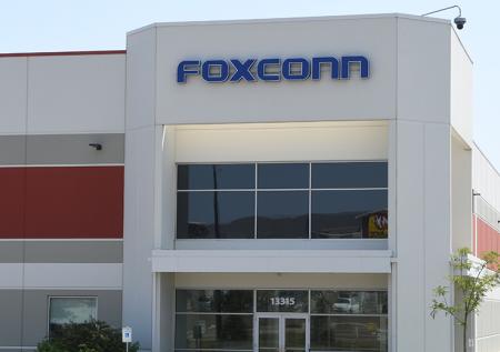 Apple и Foxconn обвинили в нарушении трудового законодательства Китая