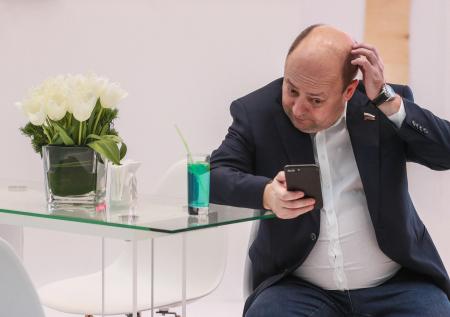 Отказ от кнопочных мобильников увеличил количество травм головы