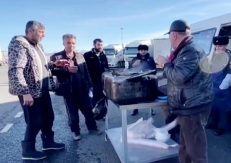 Застрявших на «Верхнем Ларсе» дальнобойщиков начали кормить гречкой и чаем