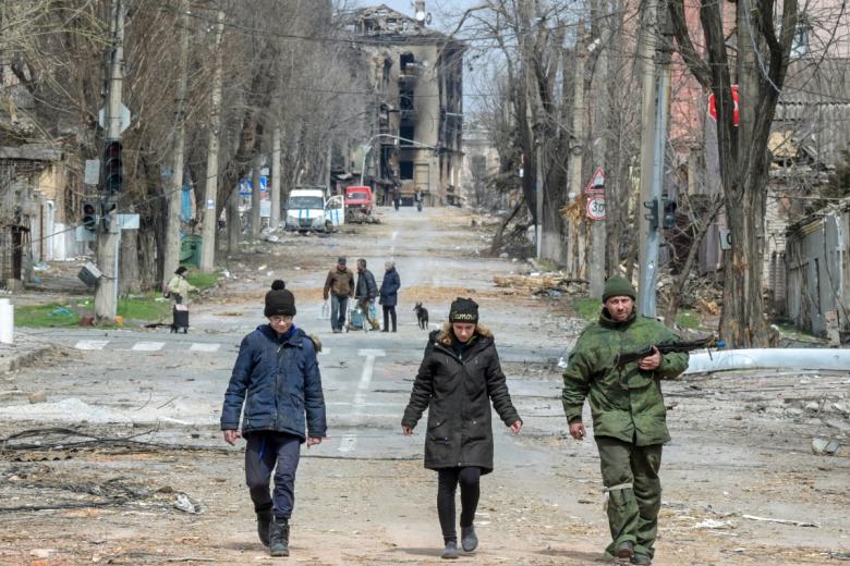 Жители Мариуполя идут по улице города