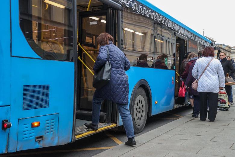 Пассажиры в общественном транспорте в Москве