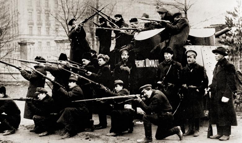 Октябрь, 1917 год. Петроград. Рабочие, отбившие у войск Керенского броневик «Лейтенант Шмидт». Снимок из фондов Музея истории Ленинграда