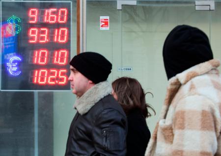 Россияне готовятся скупать доллары? Курс сегодня, 4 марта, евро, юань