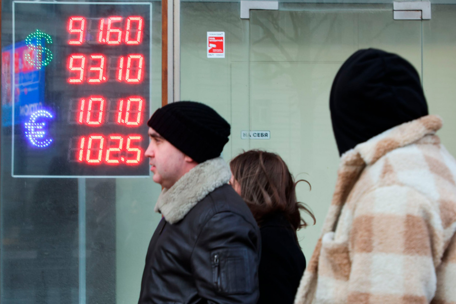 Россияне готовятся скупать доллары? Курс сегодня, 4 марта, евро, юань