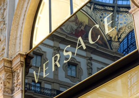 Модный дом Versace отказался от натурального меха