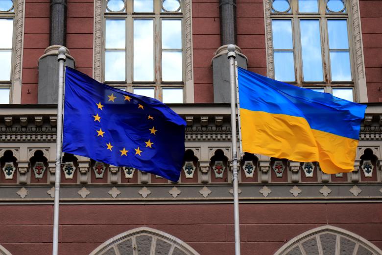 Флаги Евросоюза и Украины