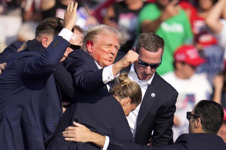 На экс-президента США Дональда Трампа совершено покушение во время предвыборного митинга в штате Пенсильвания