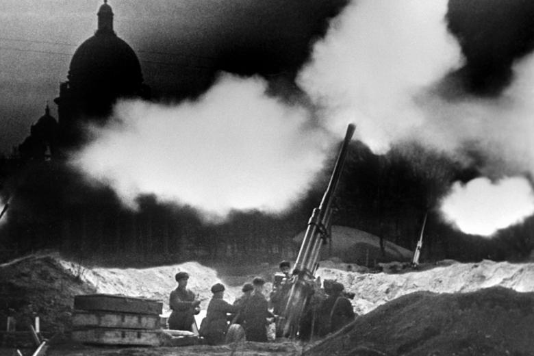 Блокадный Ленинград. Батарея зенитных орудий у Исаакиевского собора ведет огонь, отражая ночной налет немецкой авиации