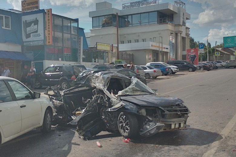 На месте столкновение автомобиля Lada Granta и грузовика MAN в Саратове