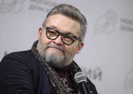 Историк моды Васильев посоветовал наряды серебряных оттенков на Новый год