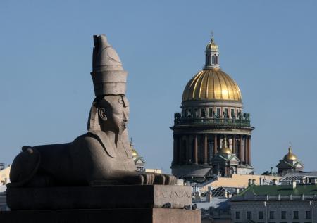 Любители фотографироваться довели петербургских сфинксов до реставрации