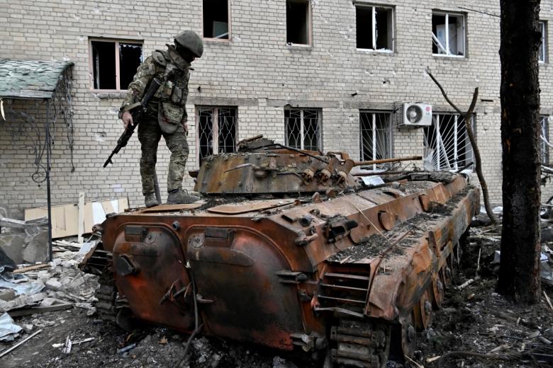 Боец ЧВК «Вагнер» возле уничтоженной украинской БМП-2 в центре Артемовска