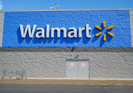 В США мужчина угнал самолет и пригрозил врезаться в супермаркет Walmart
