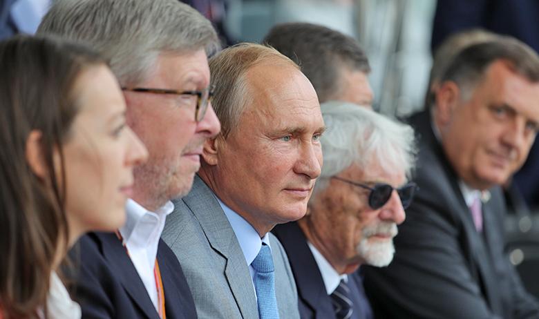 Президент РФ Владимир Путин на трибуне во время гонки