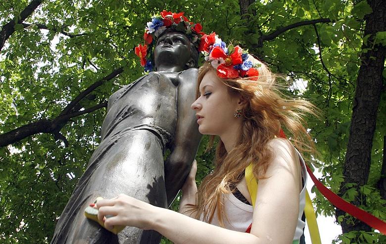 Памятник Зое Космодемьянской на Украине