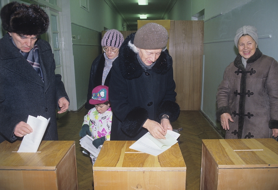 12 декабря 1993 года состоялись выборы в первую Государственную думу и в Совет Федерации,  а также принятие проекта новой Конституции, по которой и учреждалась Государственная дума