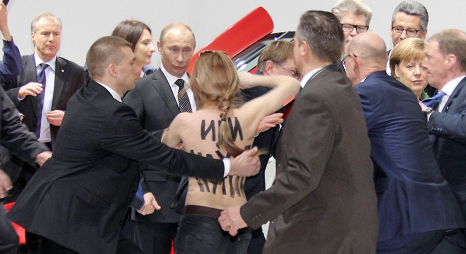 Президент РФ Владимир Путин и активистка движения FEMEN