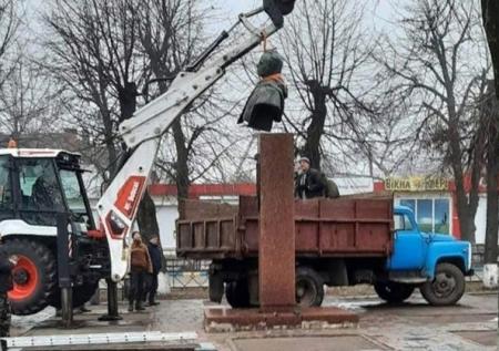 На Украине снесли памятник советскому генералу Третьяку