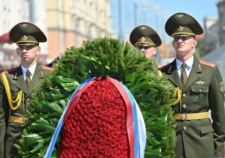 Путин преклонил колено перед монументом Победы в Минске