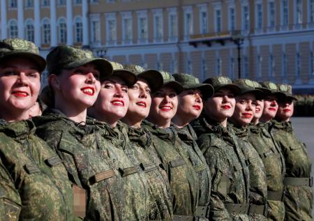 Депутат объяснил ненужность женщин в военной среде «половым влечением»