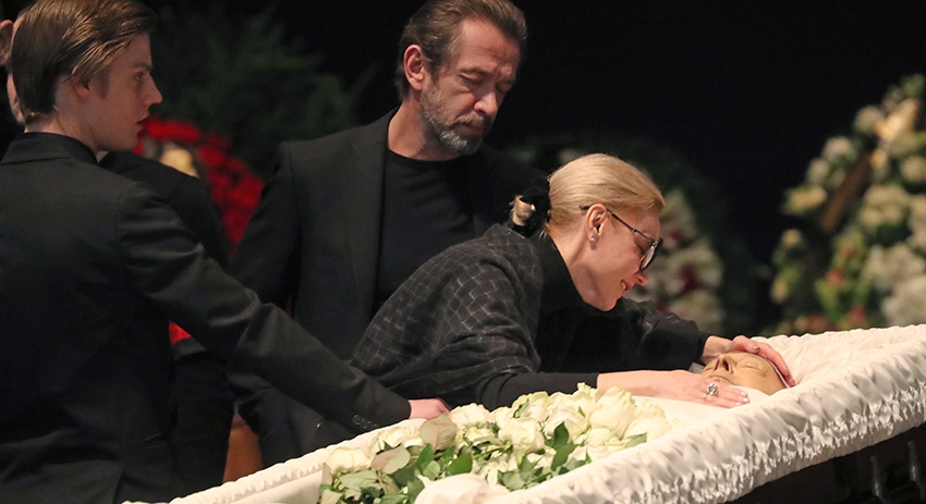 Сын Олега Табакова актёр Павел Табаков, актёр Владимир Машков и вдова Олега Табакова актриса Марина Зудина (слева направо)