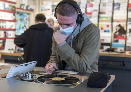 Виниловые пластинки обогнали по продажам CD впервые с 1980-х годов