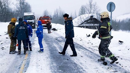 Пять человек погибли при столкновении легковушки с КамАЗом