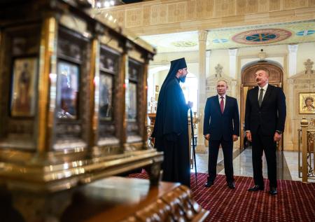 Путин и Алиев посетили кафедральный собор Святых Жен-Мироносиц в Баку