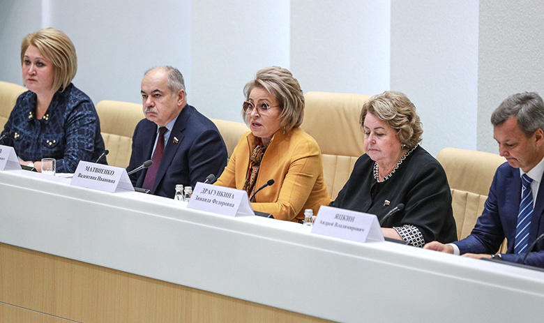 Валентина Матвиенко (в центре) 
