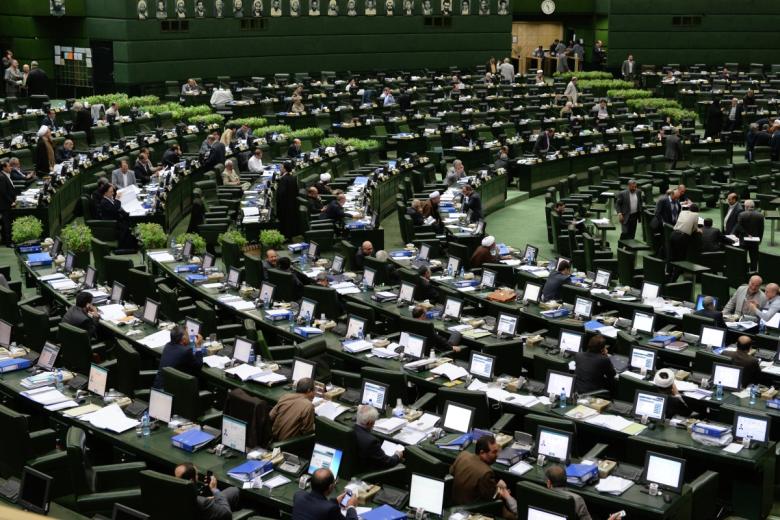 В зале заседаний парламента Ирана (Исламского консультативного совета — Меджлиса) в Тегеране