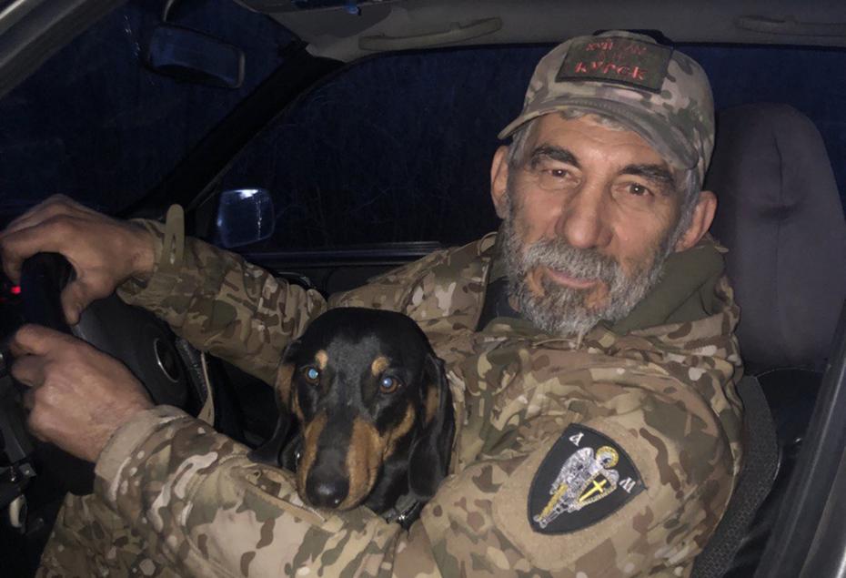 Александр Сергеевич, участник теробороны с позывным Грузин, житель села Коренево с питомцем