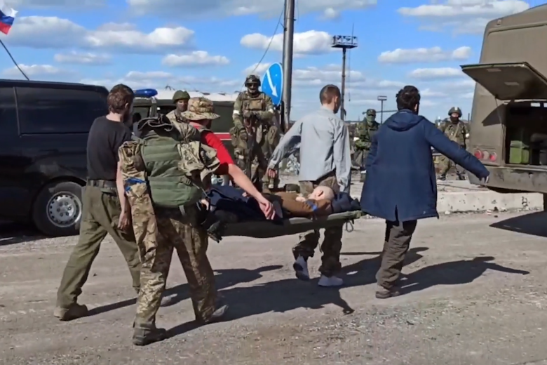 Погрузка раненых в автобус